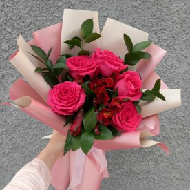 Очаровательный букет из роз и альстромерии