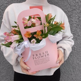 Сумочка альстромерий