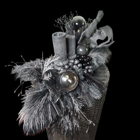 Новогодняя композиция в чёрном цвете