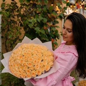 Букет из 75 роз 50 см с оформлением