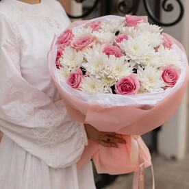 Букет "Воздушный поцелуй" из роз и хризантем