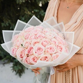 Букет из 35 роз 50 см с оформлением