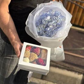 Букет из гортензии и набор с клубникой и бананами в шоколаде