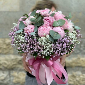 Пионы Сара Бернард с гипсофилой в шляпной коробке (E332)