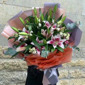 Большой ароматный букет из лилии, эвкалипта и лизиантуса (E327)