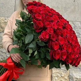 Эффектный букет из 101 высокой красной розы под атласную ленту (E333)