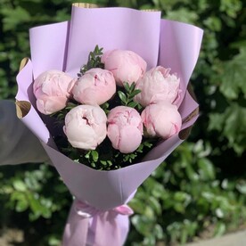 Букет розовых пионов в дизайнерской упаковке 7 шт