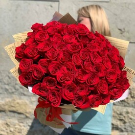Букет 51 красная роза Эквадор в дизайнерской упаковке (E161)