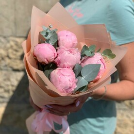 Монобукет из 5 пионов с эвкалиптом (А041)