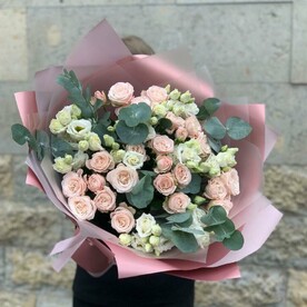 Букет с эустомой, кустовой розой и эвкалиптом (E160)