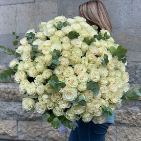 101 белая роза Эквадор с эвкалиптом (E154)
