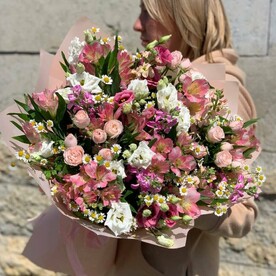 Авторский букет с пионовопидной розой, альстромерией и эустомой (E158)