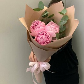 Монобукет из 3 пионов с эвкалиптом (А021)