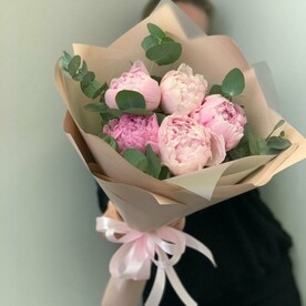Монобукет с пионами Сара Бернар 5 шт и эвкалиптом (А022)