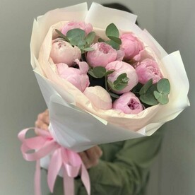 Монобукет с пионами Сара Бернар 9 шт и эвкалиптом (А025)