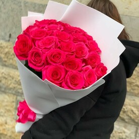 25 розовых роз Пинк Флойд в дизайнерской упаковке (E136)