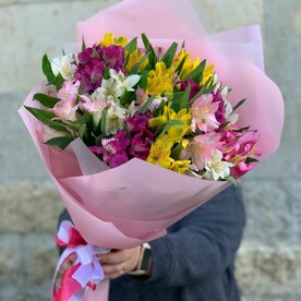 Альстромерия 15 шт в дизайнерской упаковке (А108)