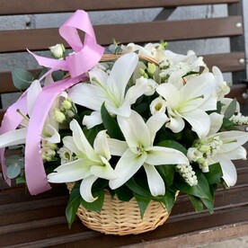 Ароматная корзина с белыми лилиями (А137)