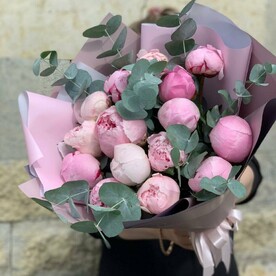 Монобукет с пионами Сара Бернар 15 шт и эвкалиптом (А040)