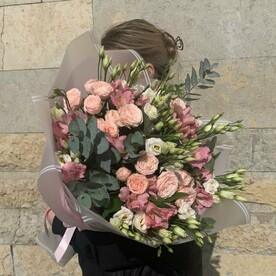 Авторский букет с пионовидной розой и эустомой (А084)