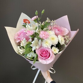 Светлый букет из роз, альстромерии, гвоздики, хризантемы, лимониума