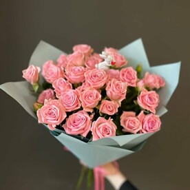 Букет из розовых роз с топпером
