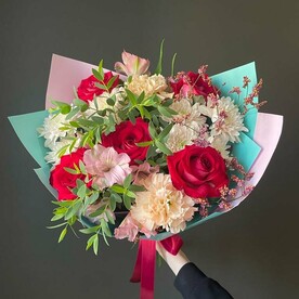 87. Букет из красных роз с хризантемой, альстромерией и диантусами