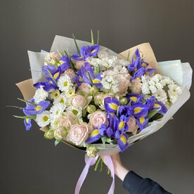 Букет с ирисами, кустовыми розами и хризантемами