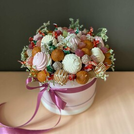 Шляпная коробка с зефиром и сладостями