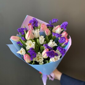 Букет из 15 тюльпанов и статицы