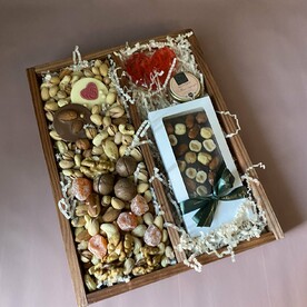 Ящик с орехами, шоколадом и медом