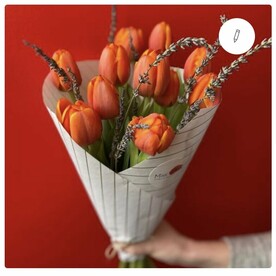 Букет из тюльпанов с лавандой Весна в Мадриде