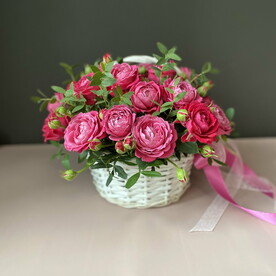 Корзина с кустовыми пионовидными розами Мисти