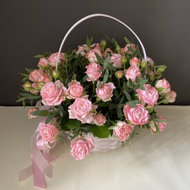 Корзина с розовыми кустовыми розами