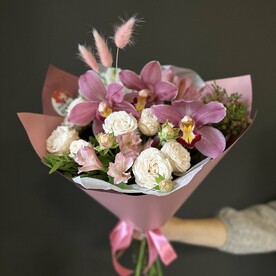 Букет из орхидей и нежных кустовых роз "Павлова"