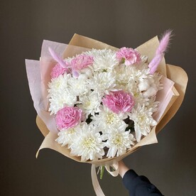Букет из белых хризантем и розовых диантусов "Зефир"