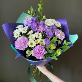 90. Букет из хризантем, астр и диантусов в сиреневой гамме