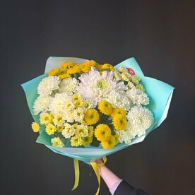 Букет из одноголовых и кустовых хризантем