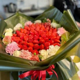 Клубничный букет с цветами вокруг