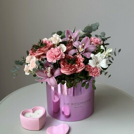 Цветочная композиция с розами Мандарин и орхидеями