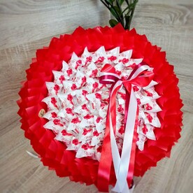 Стильный пышный букет из конфет Raffaello (61 шт) с бантом из атласных лент (L)