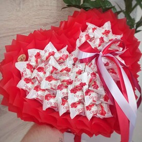 Яркий букет в форме сердца из конфет Raffaello для любимой (M)