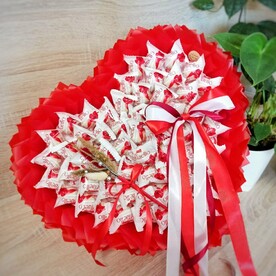 Яркий пышный букет в форме сердца из конфет Raffaello для любимой (L)