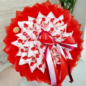 Яркий букет из конфет Raffaello с бантом из атласных лент