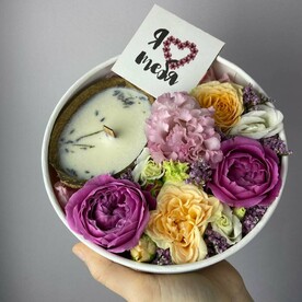 Цветочная коробка со свечей Любовное послание