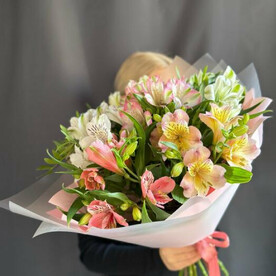 Сборный букетик с альстромерией