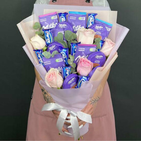 Букет из конфет милки и розовых роз
