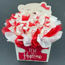 Букет из конфет Рафаэлло в коробка мишка подарок