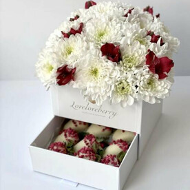 Цветы в шкатулке и клубника в шоколаде