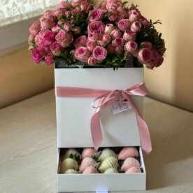 Цветы в шкатулке с клубникой в шоколаде